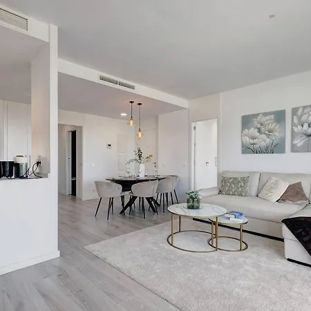 Three-bedroom In * Εστεπόνα